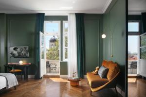 扎达尔阿尔马耶艺术和文化酒店 的卧室拥有绿色的墙壁,配有一张沙发和一张床。