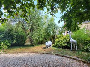 SormeryLa Demeure d'Othe的长颈鹿和 ⁇ 牛在院子里的雕像