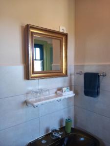 雷镇O Ninho do Rei的一间带水槽和镜子的浴室