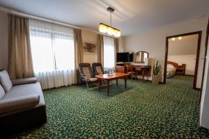 莱斯科斯泽尔考酒店的酒店客房设有沙发和桌子