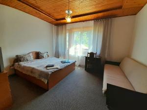 亚列姆切塔拉斯和莱西旅馆的一间卧室设有一张大床和一个窗户。