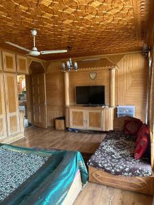斯利那加Taha Inn Home comfort的小屋内配有电视和床的房间