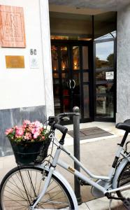 彼得拉桑塔Art Hotel Pietrasanta的停在一座花篮的建筑前面的自行车