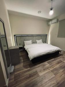 欧拉sky hotel的一间卧室配有一张床,铺有木地板
