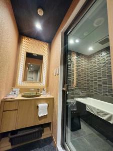 金泽ひがし茶屋街らしく金沢 Hotel Rashiku kanazawa的带淋浴、盥洗盆和浴缸的浴室