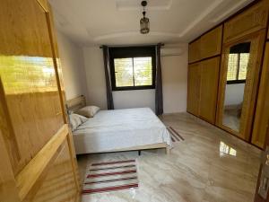 拜尔坎دار ضيافة的一间小卧室,配有床和窗户
