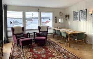 勒罗斯Gorgeous Apartment In Rros With Kitchen的一间带桌椅和大窗户的用餐室