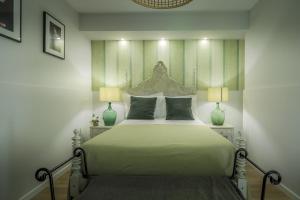 比索达雷加La Rosière的一间卧室配有一张大床和两盏灯