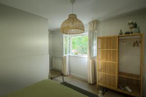 比索达雷加La Rosière的一间带窗户和吊灯的卧室
