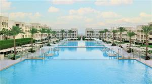 赫尔格达贾兹阿库阿维瓦酒店的度假村游泳池的图片