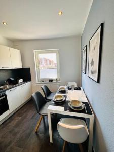 不莱梅Schönes 3-Zimmer-Apartment in Bremen-Findorff Nähe HBF, Zentrum, Messegelände的一间厨房,里面配有桌椅