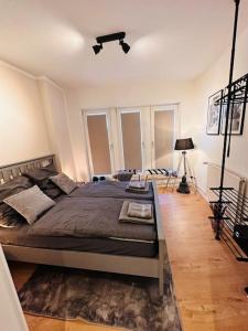 不莱梅Schönes 3-Zimmer-Apartment in Bremen-Findorff Nähe HBF, Zentrum, Messegelände的一间卧室配有一张大床和一张桌子