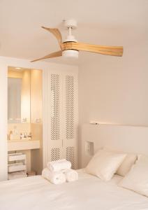 阿桂拉斯La Casa Turquesa的一间卧室配有一张带吊扇的床