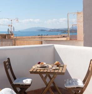 阿桂拉斯La Casa Turquesa的海景阳台上的桌椅