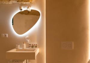 阿桂拉斯La Casa Turquesa的一间带水槽和镜子的浴室