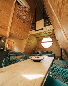 阿布劳哈姆海吉Ábrahám Cabin House的一间带木桌和椅子的用餐室