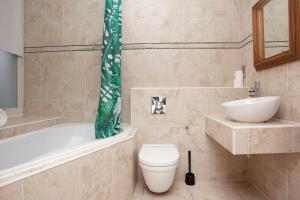 卡迪夫higgihaus #5 Room 6 Monday - Friday的带浴缸、卫生间和盥洗盆的浴室
