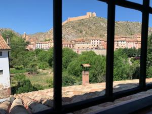 阿尔巴拉辛La Casa de los Molineros的从窗户可欣赏到城市美景