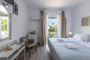 纳乌萨曼托酒店 的一间卧室配有一张床、一张书桌和一个窗户。