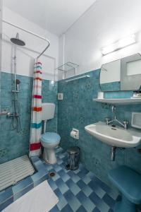 纳乌萨曼托酒店 的一间带水槽、卫生间和淋浴的浴室