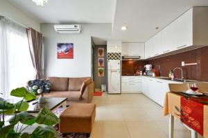 胡志明市Landmark View 2 bedrooms condo in T1 Masteri Thao Dien, Fully Furnished With Full Amenities的厨房以及带沙发和桌子的客厅。