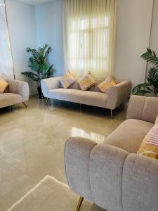 锡卜胡辛阿尔卡里公寓酒店的客厅配有两张沙发和一张沙发