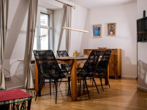 林道Haus Triflinger的一间带桌椅的用餐室