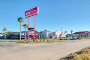 罗森伯格OYO Hotel Rosenberg TX I-69的路旁的潜水汽车旅馆标志