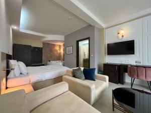奥赫里德亚历山大别墅及水疗酒店的大型酒店客房,配有床和沙发