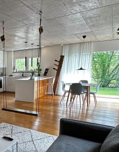 瓦尔茨胡特田根Moderne Ferienwohnung Rhenum mit Wallbox的一间带桌子的客厅和一间厨房