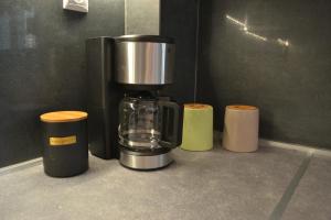 塞萨洛尼基Kalamaria brand new 1 bedroom apartment的咖啡壶,位于柜台上
