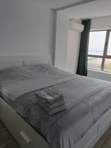 奥林普Olimp sea view的白色卧室设有一张带窗户的床