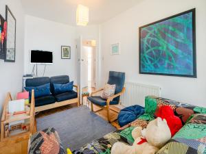 谢林汉姆海草乡村别墅的客厅配有沙发、椅子和电视