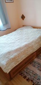 伊高尔Zsike lak的一张木架床