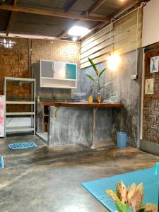 武吉拉旺Homestay Bukit Lawang的一间房间,内设桌子和柜台