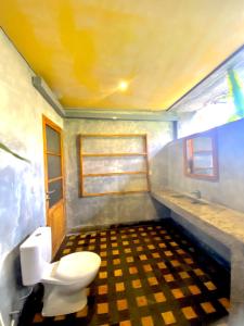 班尤温当Mangroove Bay Boutique Hostel的一间带卫生间和水槽的浴室