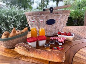 FéneyrolsFun'ambulle的野餐桌,包括一篮面包和果汁