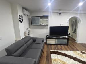 安塔利亚Flat For Rent Near The Beach, Konyaaltı, Antalya的带沙发和平面电视的客厅
