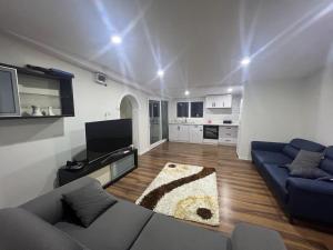 安塔利亚Flat For Rent Near The Beach, Konyaaltı, Antalya的带沙发的客厅和厨房