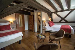 利克维德拉科洛纳酒店的一间卧室配有两张床和一把椅子。