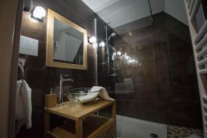 利克维德拉科洛纳酒店的一间带一个碗水槽和淋浴的浴室