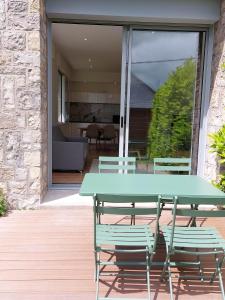 罗德兹La Villa Bompard 48M2 Cœur de ville avec terrasse的庭院里绿色野餐桌椅