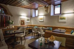利克维德拉科洛纳酒店的一间在房间内配有桌椅的餐厅