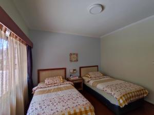 金马仑高原赤道山度假村玛丽公寓 的一间卧室设有两张床和窗户。
