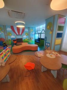伊洛伊洛Lafayette Park Square Condominium, Manduriao, Iloilo (15Z)的儿童游戏室配有桌椅