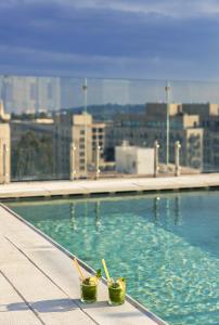 耶路撒冷Brown JLM Mamilla, a member of Brown Hotels的建筑物屋顶上的游泳池
