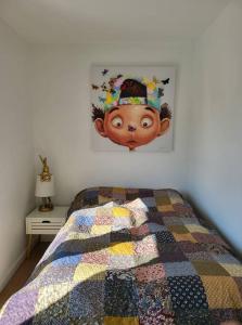 VibyModerne villalejlighed på 110 kvm + stor terrasse的卧室配有一张带娃娃头的床铺,墙上挂着娃娃