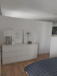 萨拉戈萨Loft luminoso y céntrico的一间白色卧室,配有一张床和一个梳妆台