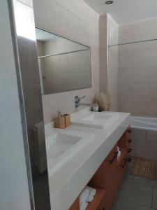 萨拉戈萨Loft luminoso y céntrico的浴室设有白色水槽和镜子