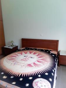 PlátonasVilla Nafsika的一张带毯子的床,上面有一张香皂的照片